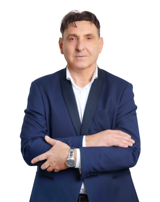 Giuliano Pioggia, psicologo e formatore, ritratto in giacca blu